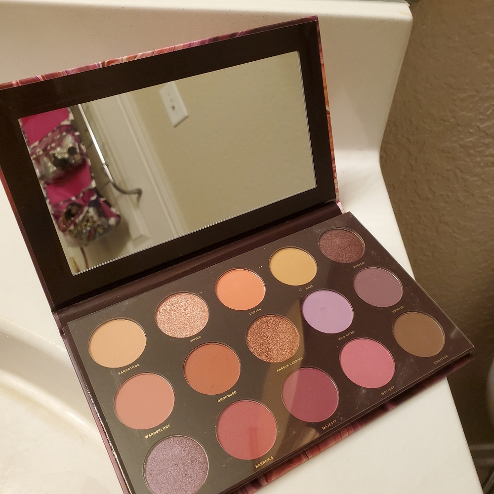 Full rose and red eyeshadow palatte.